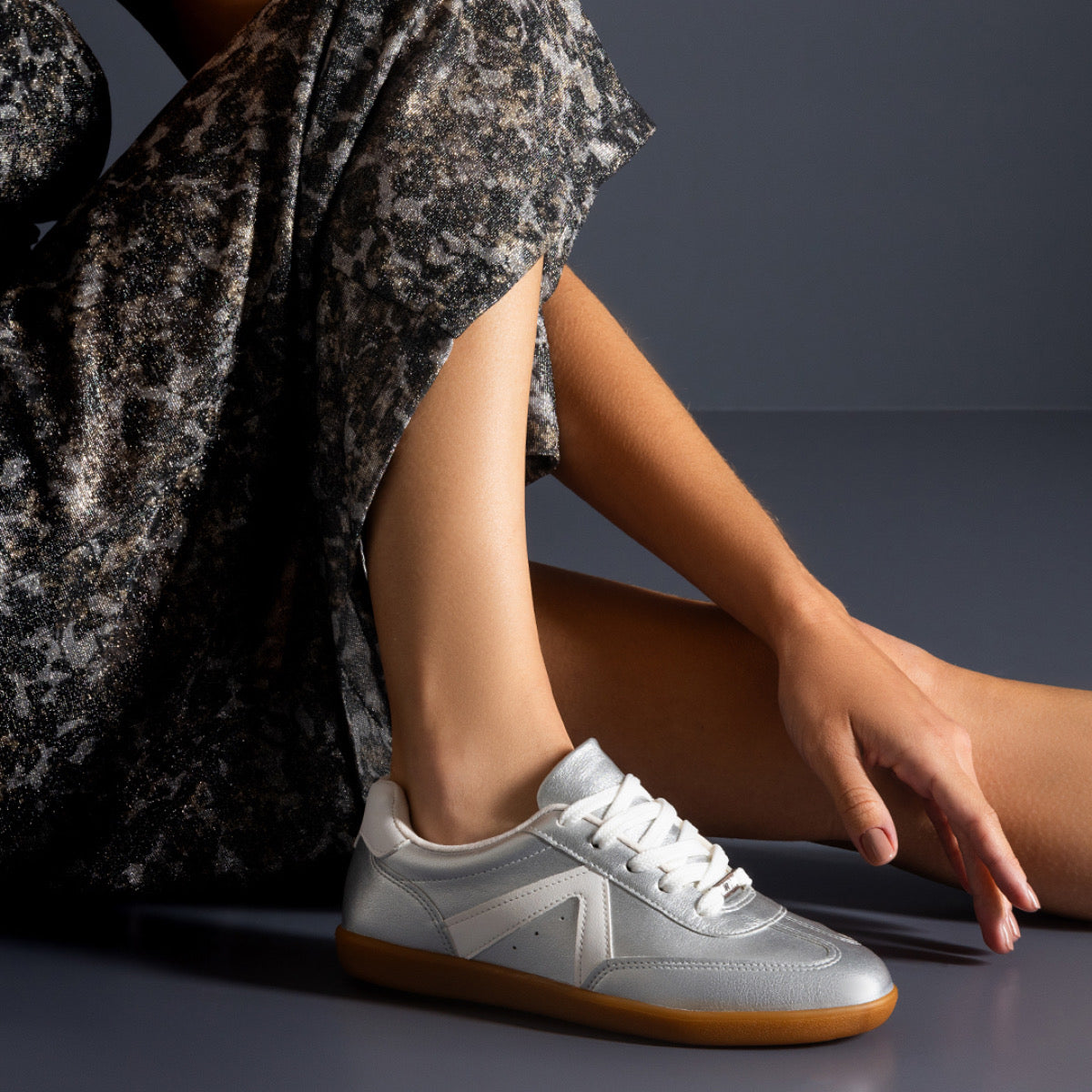 Zapatilla Casual Eco Cuero Metalizada Plateada 1430-102-28357-17798